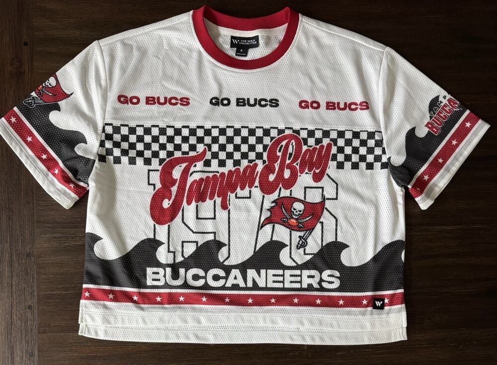 The Wild Collective Tampa Bay Buccaneers Boxy Cropped Mesh T-Shirt Jersey Small